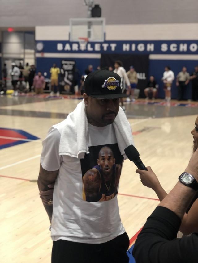 德媒：由于手指受伤，诺伊尔近两场都佩戴特制的四指手套参赛（德媒：手指伤势影响，诺伊尔连续两场戴特制四指手套出战）