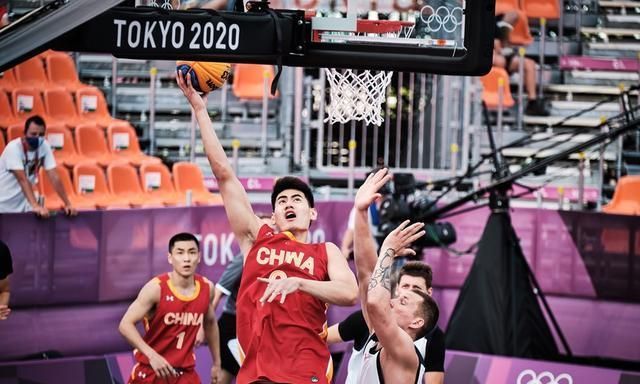 解锁体验卡，英乙比赛中裁判受伤，一球迷走下看台参与执法（英乙赛场上演现实版体验卡：主裁伤退，球迷下看台临时执法）