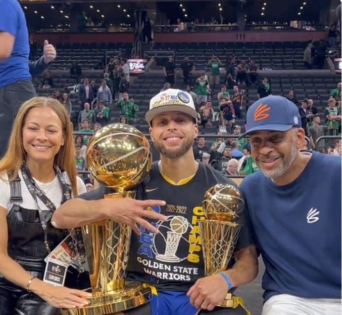 斯基拉：米兰要续约意U17国门隆戈尼，认为其是未来顶级球员（斯基拉：米兰计划续约意大利U17门将隆戈尼，视其为未来的顶级球员）